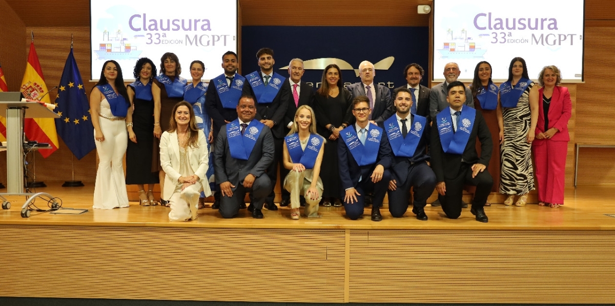 Representantes institucionales y de la Fundación Valenciaport junto a los alumnos que han cursado la 33ª edición del Máster en Gestión Portuaria y Transporte Intermodal. Foto R. T.