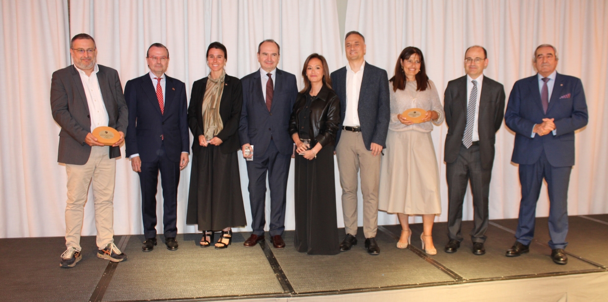 Representantes de las empresas reconocidas por su trayectoria en ATEIA-OLTRA Barcelona junto al presidente de la asociación, Emili Sanz.