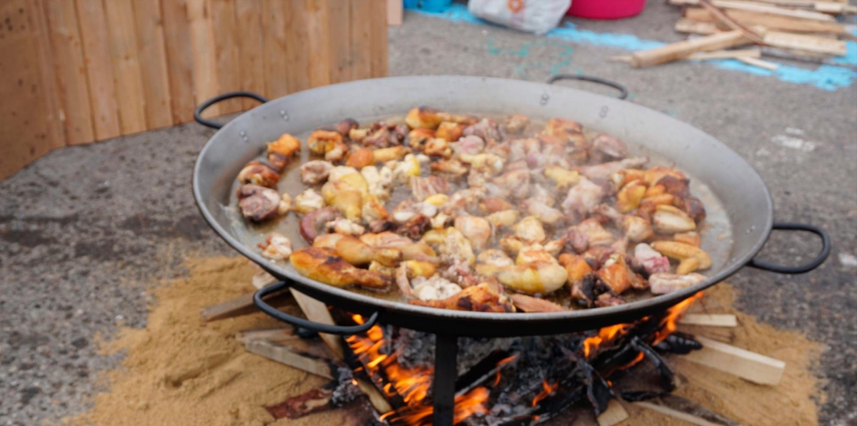 La paella on fire.