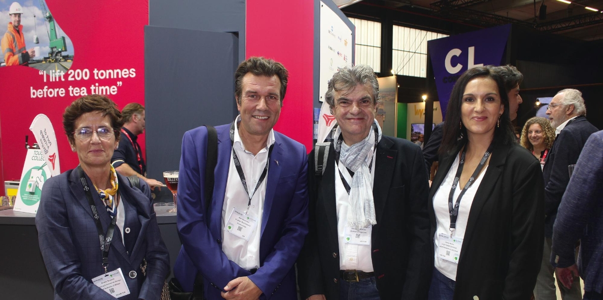 COMUNIDAD LOGÍSTICA. El stand del Puerto de Amberes-Brujas es centro de referencia en Antwerp XL para la comunidad logística internacional. Desde la izquierda: Amaia Sarasola, del Puerto de Bilbao; Ralf Massleter, de ArcelorMittal; Jozef Herrijgers, de Metramar Algeciras; Sofía Martín, de Metramar Algeciras. Foto J.P.