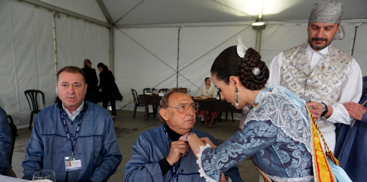 La fallera mayor de El Parotet, Gloria Chávez, imponiendo la insignia de la Falla a Alfredo Soler.