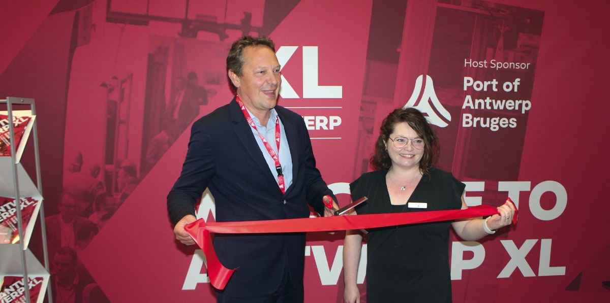 INAUGURACIÓN. Tom Hautekiet, Chief Commercial Officer (CCO) del Puerto de Amberes y Lourda Derry , CCO de Easyfairs UK &amp; Global, entidad organizadora de Antwerp XL. Foto J.P.