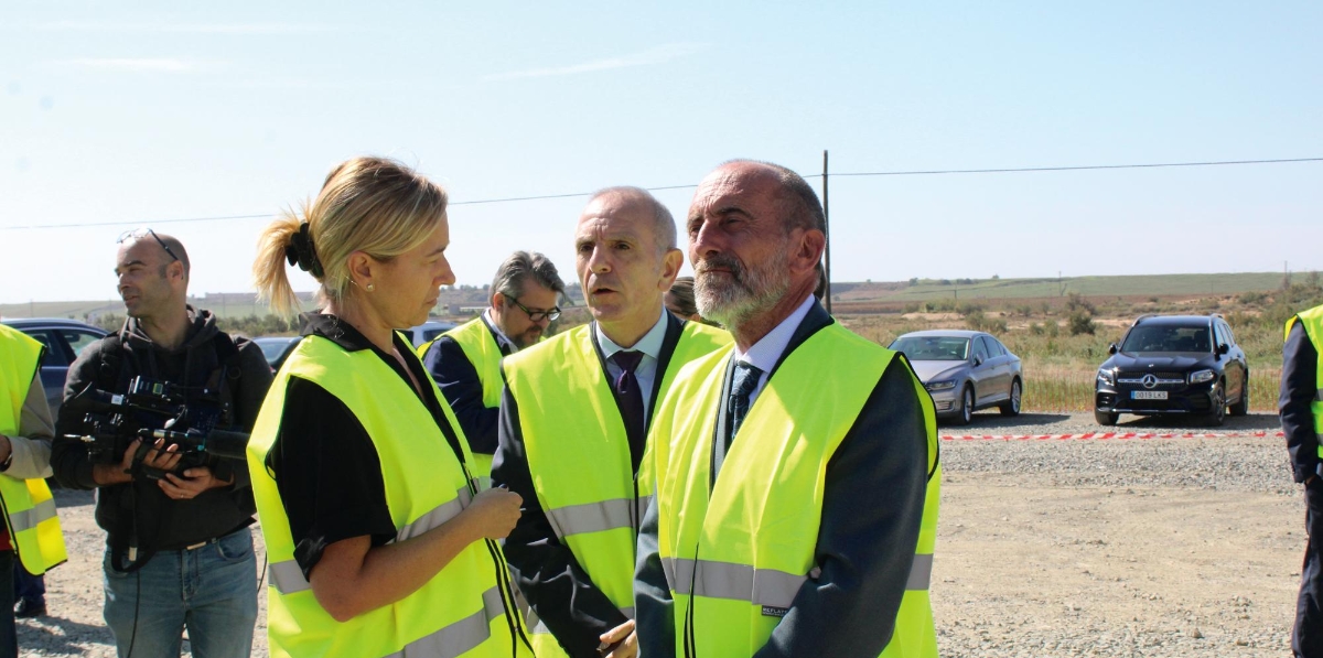 Marta Gastón, consejera de Economía, Planificación y Empleo de Aragón; José Antonio Ramos, director de TIM Monzón, y Francisco Mateo, alcalde Tamarite de Litera. Foto A.Tejera.