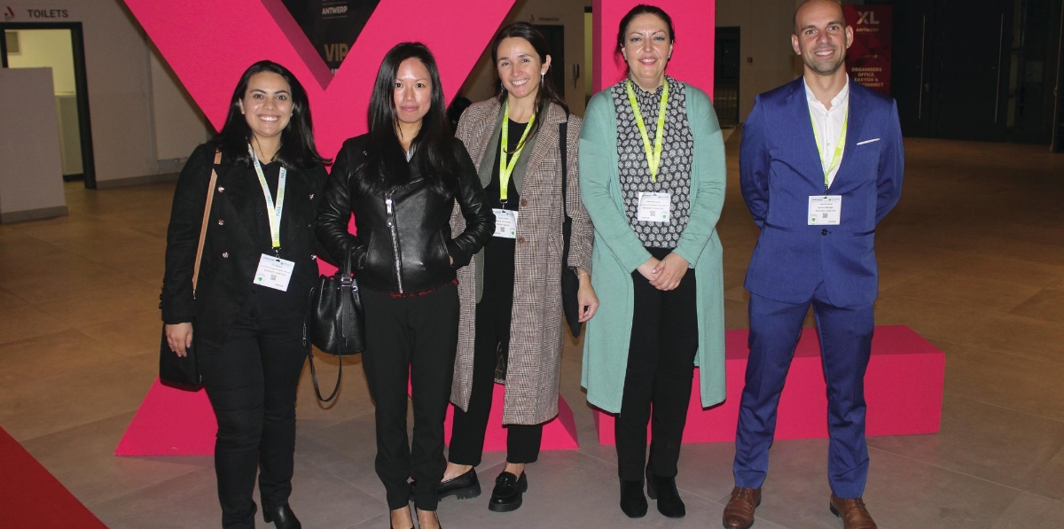 KALEIDO. El operador logístico Kaleido está presente siempre en las grandes citas del sector, como lo demuestra esta semana en Antwerp XL. De izquierda a derecha: Fernanda Mattos, Jiahui Huang, Felisa Varela, Marta Morante, Juan Enriquez. Foto J.P.