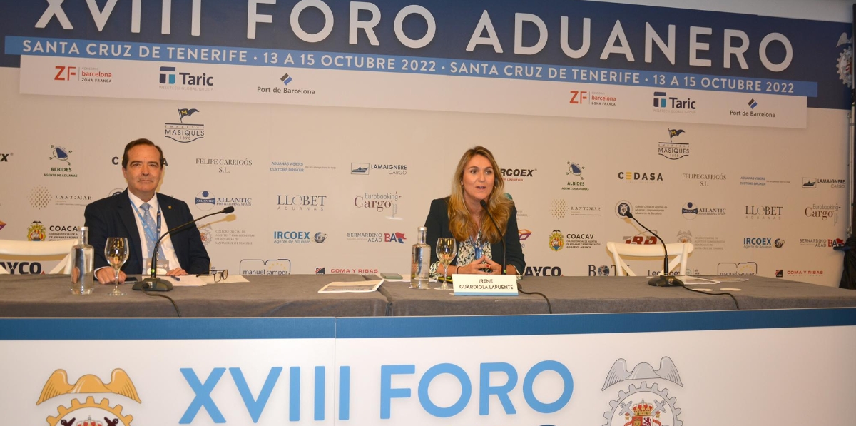 Felipe Llorca Garrigós, presidente del Colegio Oficial de Agentes y Representantes Aduaneros de Alicante; e Irene Guardiola, letrada del Consejo General de Agentes de Aduanas y Representantes Aduaneros de España. Foto: Raúl Tárrega.