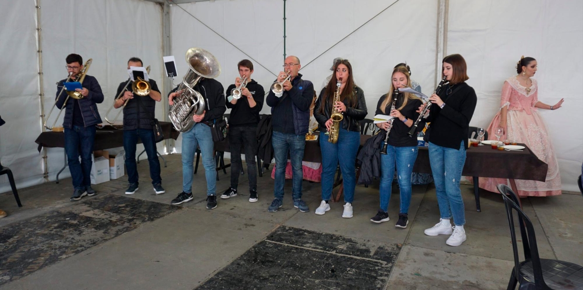 La charanga amenizó unos minutos la carpa del jurado.