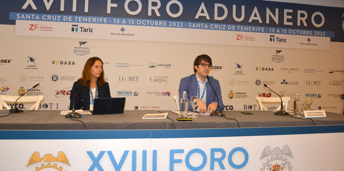Carmen Herrero, presidenta del Colegio Oficial de Agentes y Representantes Aduaneros de Sevilla; y Pablo Hernández, presidente del Consorcio de la Zona Especial Canaria. Foto: Raúl Tárrega.