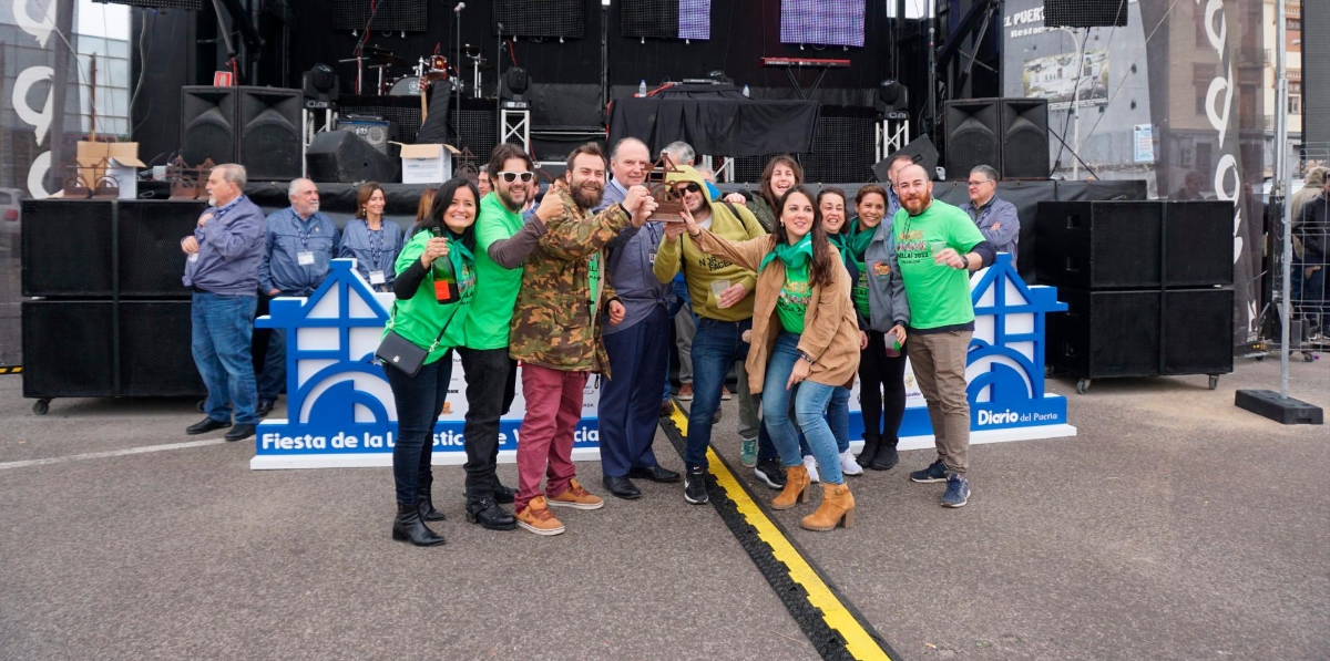 Representantes de Asseunión recogiendo su premio.