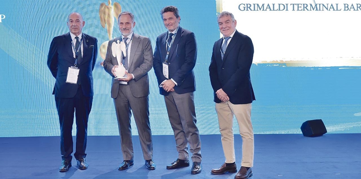 El consejero delegado de Grimaldi en España, Mario Massarotti, recogiendo el galardón para Grimaldi Terminal Barcelona como mejor terminal del Grupo Naviero.