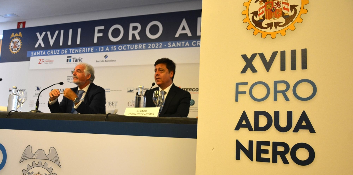 Manuel López Frías, presidente del Colegio Oficial de Agentes y Representantes Aduaneros de Tarragona; y Álvaro Fernández, jefe de la Unidad de Clasificación Arancelaria del Departamento de Aduanas e Impuestos Especiales. Foto: Raúl Tárrega.