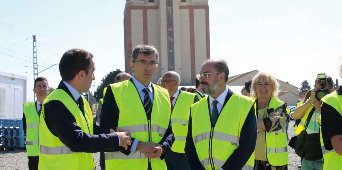 Javier Luengo, presidente del Grupo SAMCA; Gregorio Lacoma, director del proyecto; y Javier Lambán, presidente del Gobierno de Aragón. Foto A.Tejera.