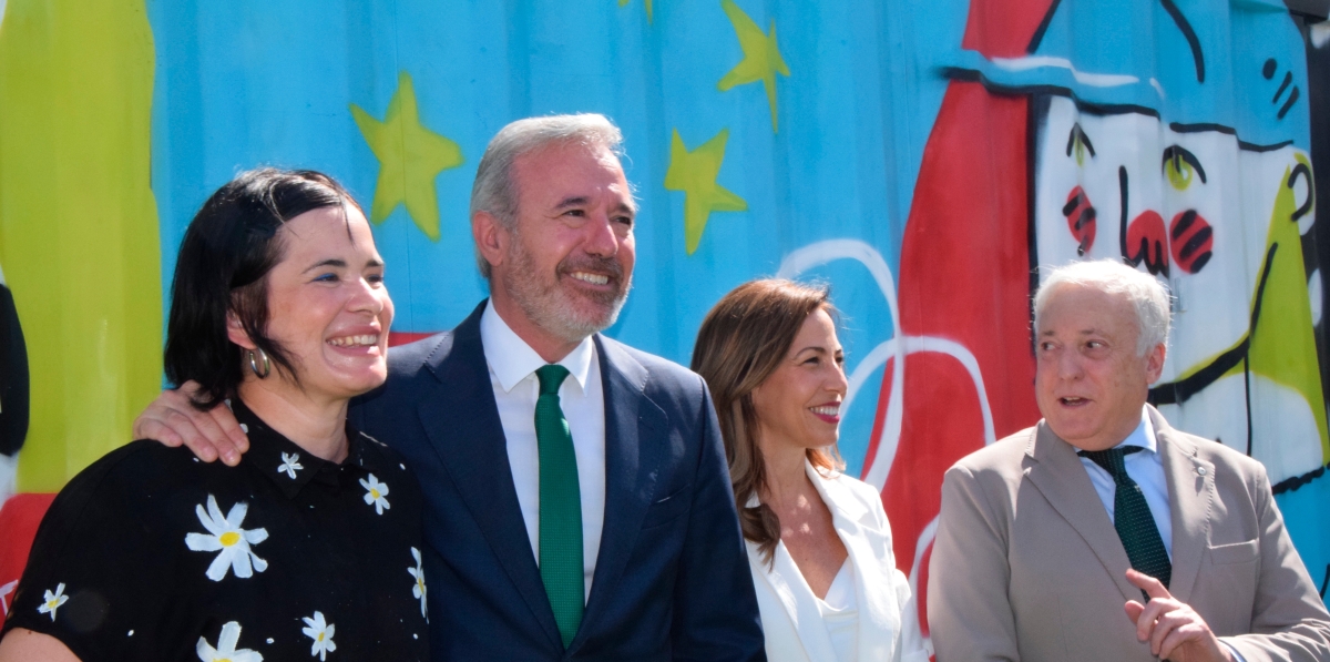 La ilustradora encargada de diseñar el contenedor de PLAZA, Jesana Motilva, junto a las instituciones. Foto M.C.