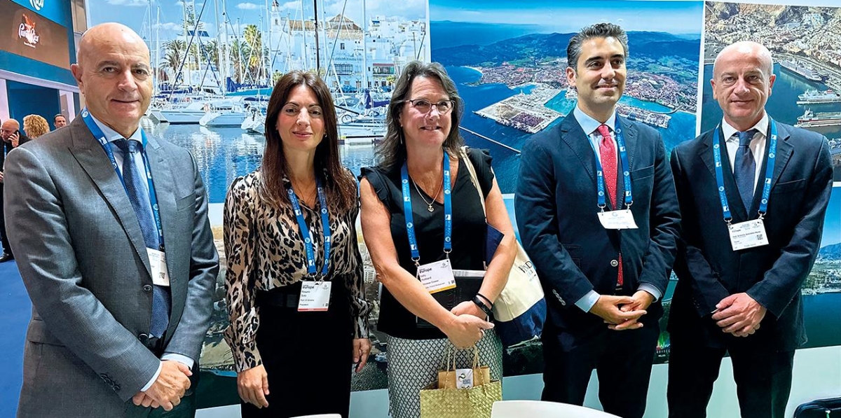 La delegación almeriense con Kelly Hubbard de la naviera Windstar. Foto B.C.