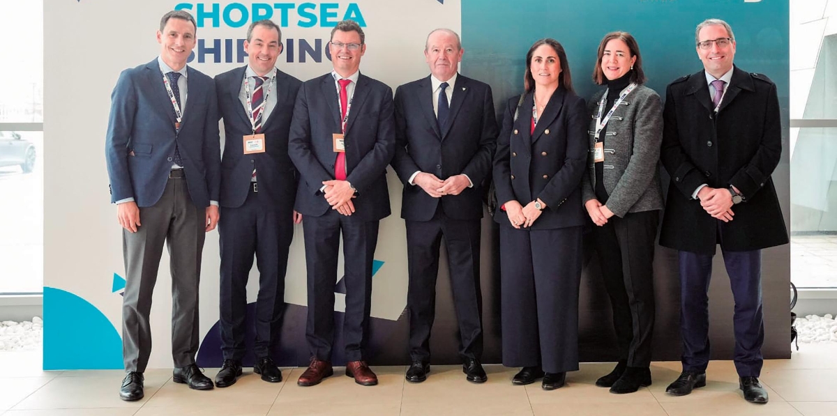 Desde la izquierda: Andima Ormaetxe, director de Operaciones, Comercial y Logística de la Autoridad Portuaria de Bilbao; Caesar Luikenaar, director general de WEC Lines; Patrick Ram, director general de WEC Lines España; Ricardo Barkala, presidente de la Autoridad Portuaria de Bilbao; Elvira Gallego, directora general de CSP Iberian Bilbao Terminal; Gloria Frau, responsable de Cruceros de la Autoridad Portuaria de Bilbao; Juan Ortí, director de CSP Spain.