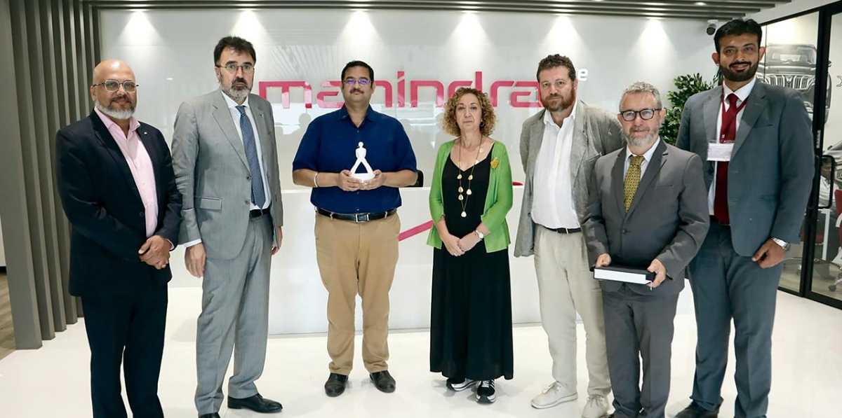 Los miembros de la delegación catalana, encabezados por Lluís Salvadó, presidente de la APB; la consellera de Mobilitat, Ester Capella y el presidente de la APT, Saül Garreta, con los representantes de la compañía. Foto F.V.