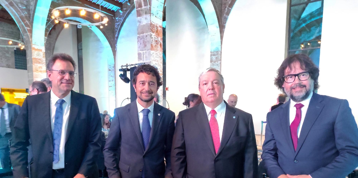 Julio Carlos Fuentes, subdirector general de Normativa Marítima y Cooperación Internacional de la Dirección General de la Marina Mercante, del Ministerio de Transportes, Movilidad y Agenda Urbana; Damià Calvet, presidente del Port de Barcelona; Jordi Trius, presidente de la Asociación de Consignatarios de Buques de Barcelona (ACB); y Ricard Font, secretario de Vicepresidencia y de Políticas Digitales y Territorio de la Generalitat de Catalunya. Foto Leila Escrihuela.
