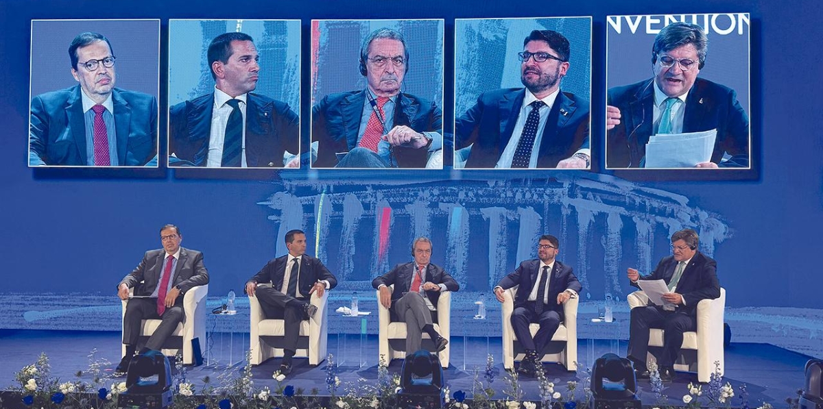 La segunda mesa de debate se centró en la colaboración público privada. Desde la izquierda: Pino Musolino, presidente de la Autoridad del Sistema Portuario del Mar Tirreno Norte-Central; Guido Grimaldi, presidente de la Autoridad Portuaria de Igoumenitsa y presidente de ALIS; Minas Papadakis, director ejecutivo del puerto de Heraklion Andrea Annunziata, presidente de la Autoridad del Sistema Portuario del Mar Tirreno Central; Dimitris Politis, director ejecutivo del Fondo de Desarrollo de Activos de la República Helénica y George Xiradakis, director general de XRTC. Foto F.V.