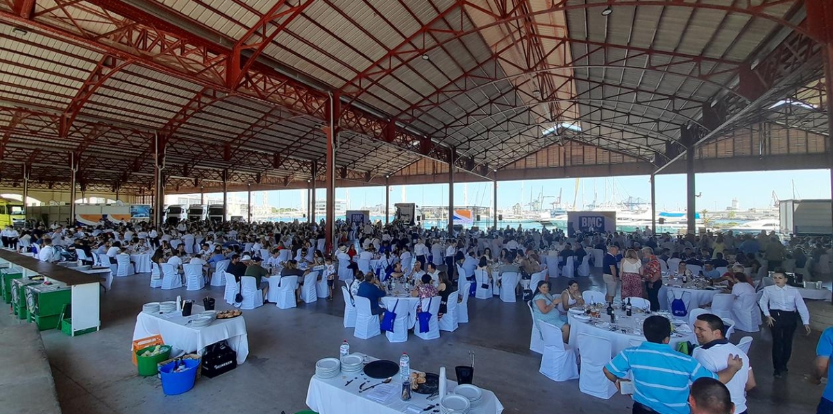 Más de 500 profesionales entre empresarios, conductores, familiares y representantes de empresas de servicios al transporte se dieron cita en el Tinglado número 2 del Puerto de Valencia. Foto: Raúl Tárrega.
