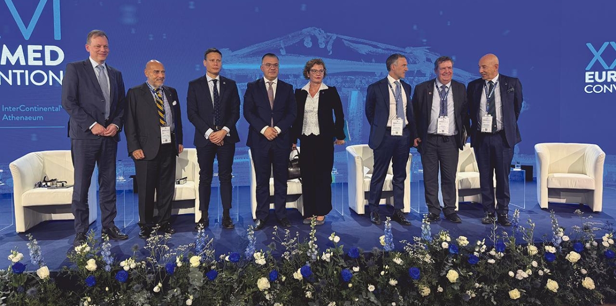 Participaron en la mesa, Roger Holm, presidente de Wärtsilä Marine y vicepresidente ejecutivo de Wärtsilä; Ugo Salerno, presidente de RINA; Roel Hoenders, jefe de Acción Climática y Aire Limpio, División de Medio Ambiente Marino de la OMI; Chris Bonett, ministro de Transporte, Infraestructura y Obras Públicas de Malta; Maja Bakran Marcich, subdirectora general, de la Dirección General de Movilidad y Transporte de la Comisión Europea; Dario Bocchetti, jefe de Ahorro Energético, I+D y Diseño de Buques de Grupo Grimaldi y Guy Platten, secretario general de ICS; acompañados por Emanuele Grimaldi, CEO de Grimaldi. Foto F.V.