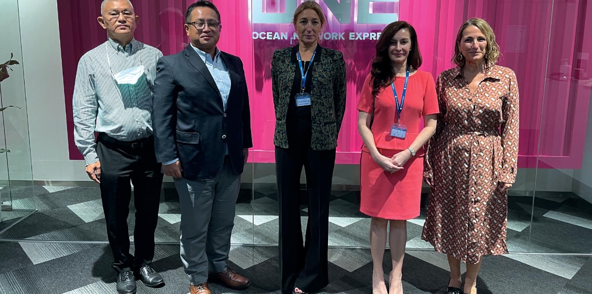 Tamrong Chotjinda y Yasutaka Ikeda, de ONE, junto con Carla salvadó, Luz Pérez y Núria Burguera del Port de Barcelona. Foto A.T.