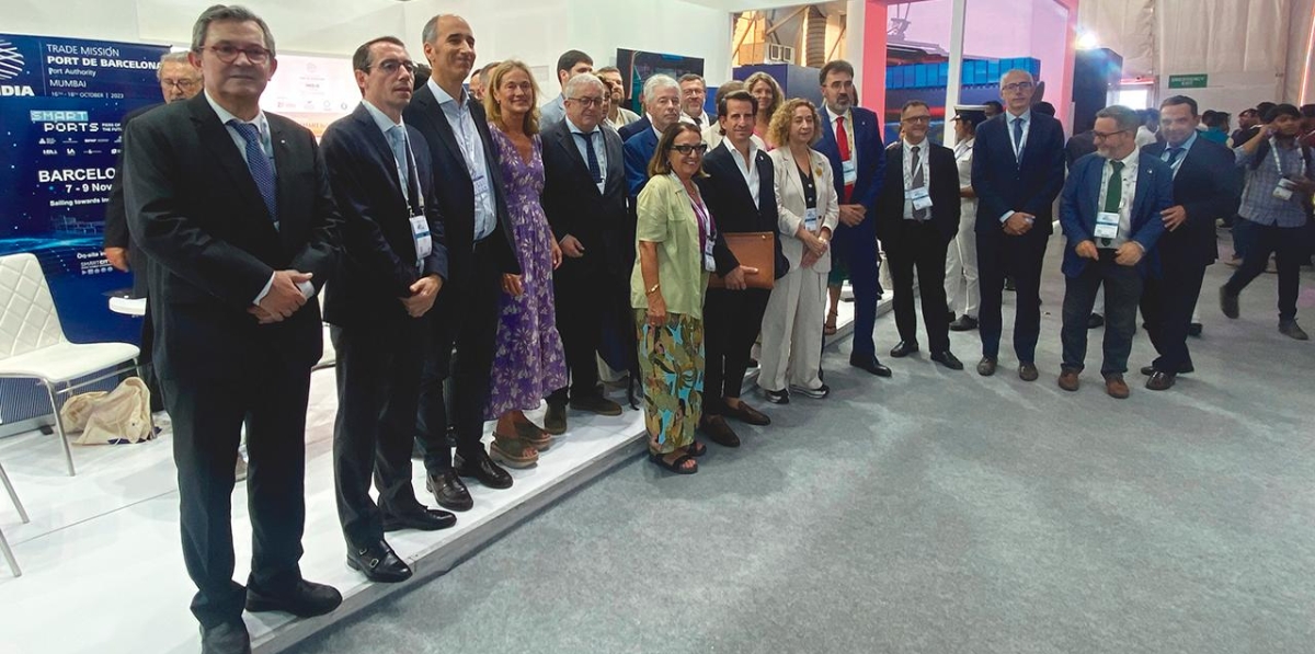 En el stand del Port de Barcelona, los miembros de la delegación junto al presidente del Port de Tarragona, Saül Garreta. Foto: F.V.