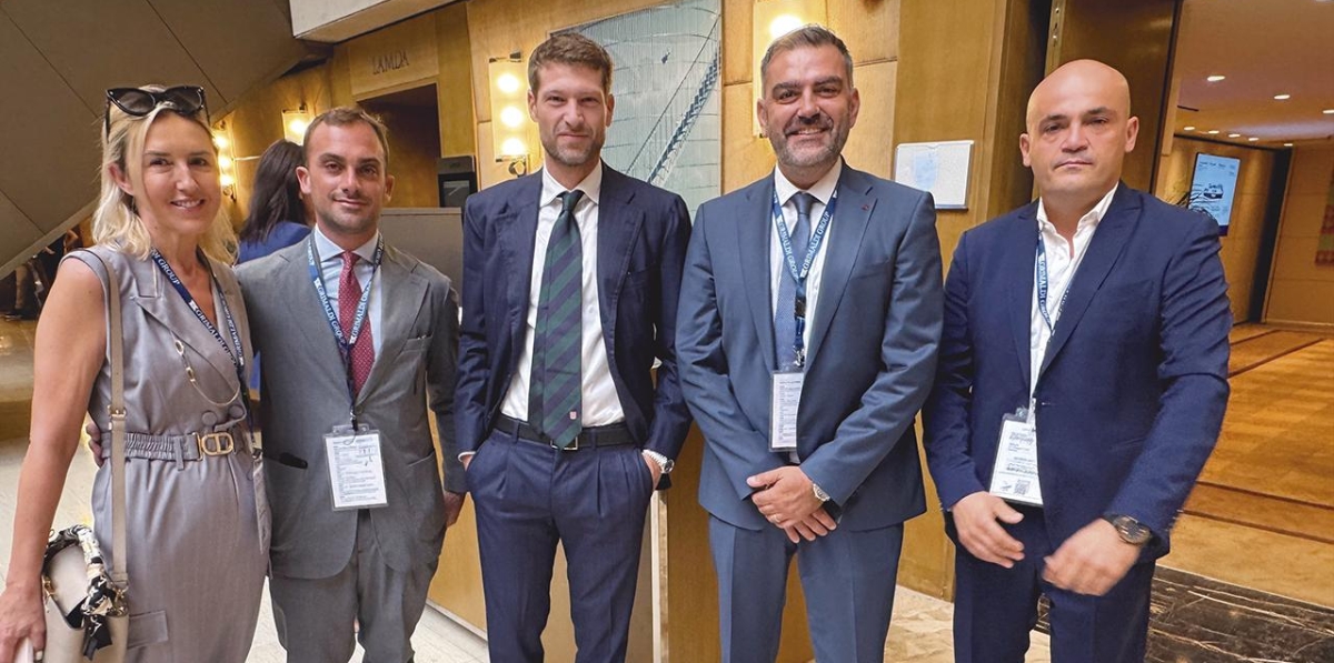 Francesco de Candia, delegado comercial de Grimaldi en la Península Ibérica, segundo por la derecha, con representantes de Grimaldi en Italia. Foto F.V.