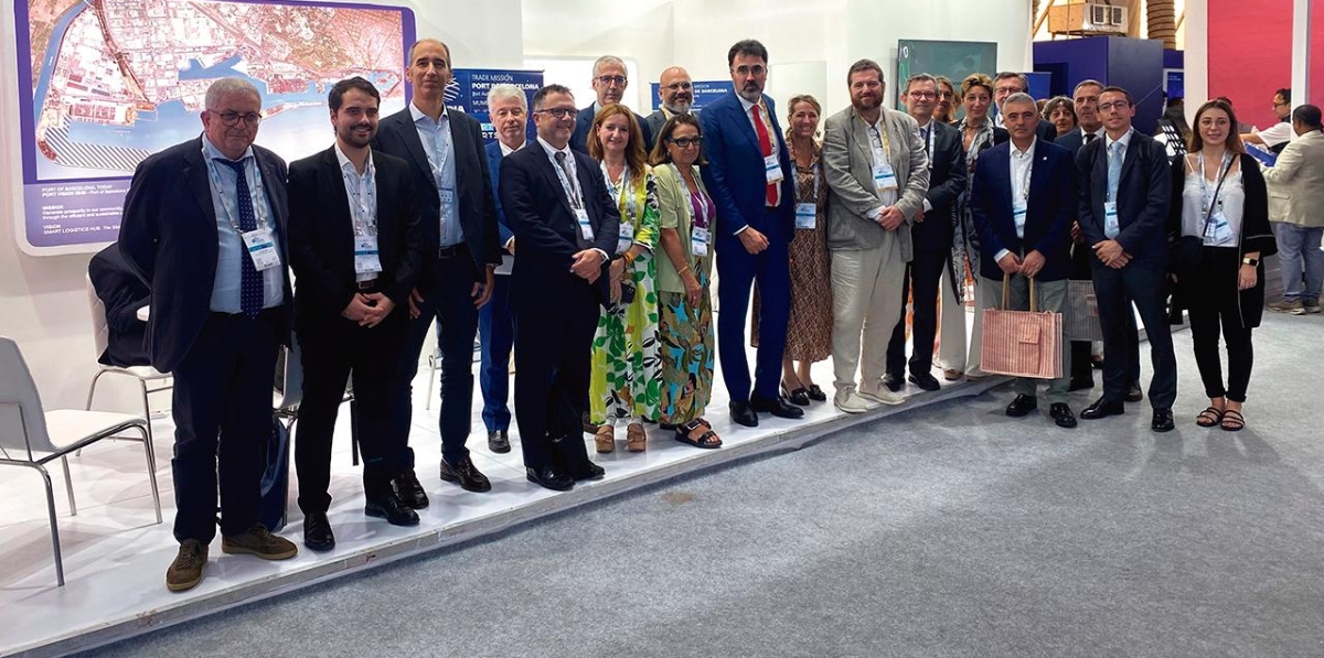 Los miembros de la delegación en el stand del Port de Barcelona en Global Maritime India Summit. Foto: F.V.