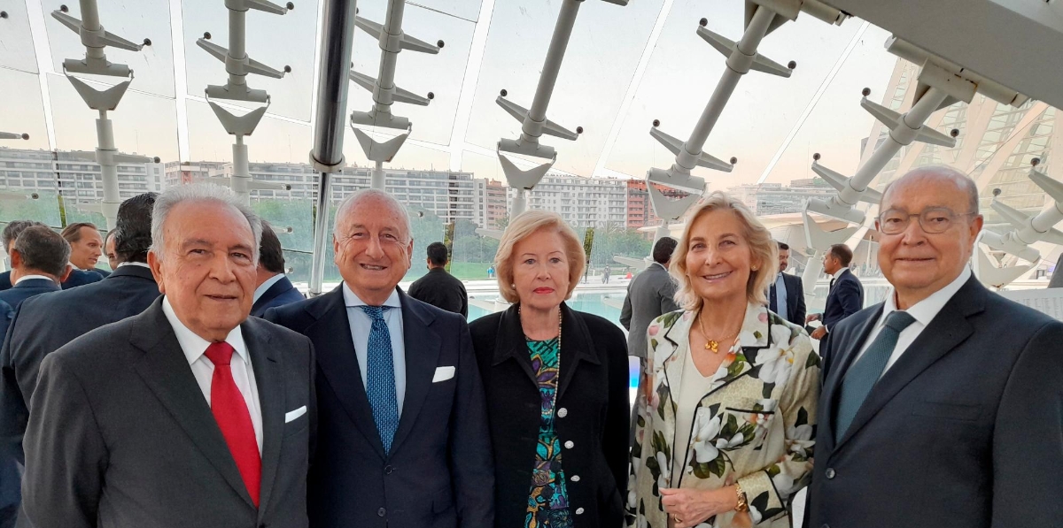 Rafael Milla (Raminatrans), Rafael Aznar (expresidente de la AP de Valencia), Concha Navarro, Magüi Álvarez y Vicente Ramos (Raminatrans). Foto. Raúl Tárrega.