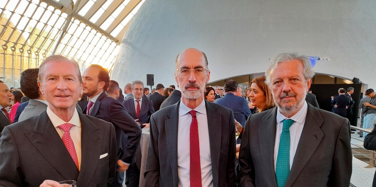 Eduardo Davila (Grupo Davila), Jesús Vázquez Almuiña (AP de Vigo) y Jaime Manzano (Grupo Davila). Foto: Raúl Tárrega.