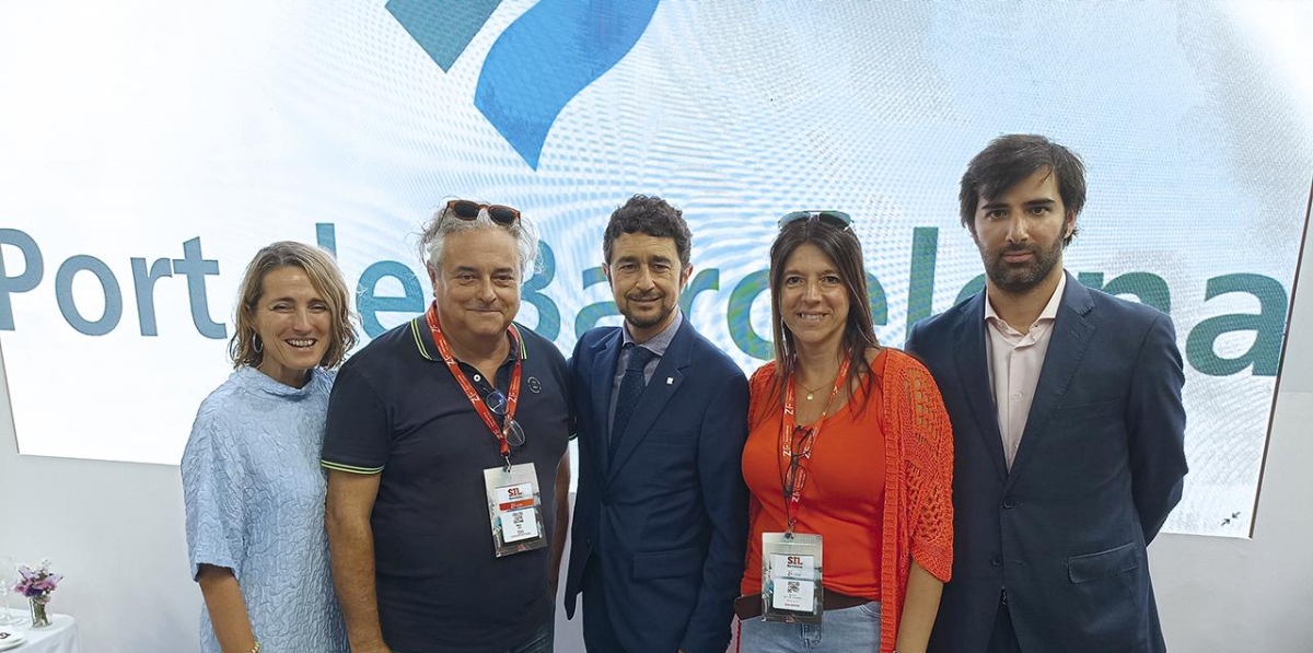 Equipo de FETEIA-OLTRA junto con Núria Burguera, directora de Comunicación del Port de Barcelona, y Damià Calvet, presidente del Port de Barcelona. Foto A.T.