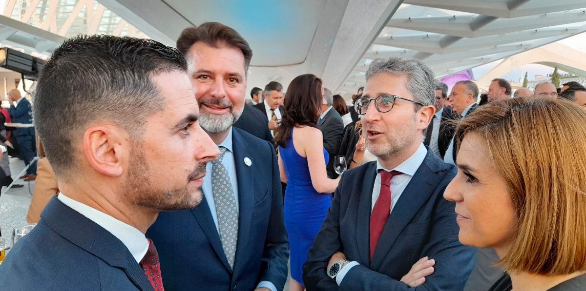 El conseller de Política territorial, Obras Públicas y Movilidad de la Generalitat Valenciana, Arcadi España (tercero por la izquierda) no faltó a la cita. Foto: Raúl Tárrega.