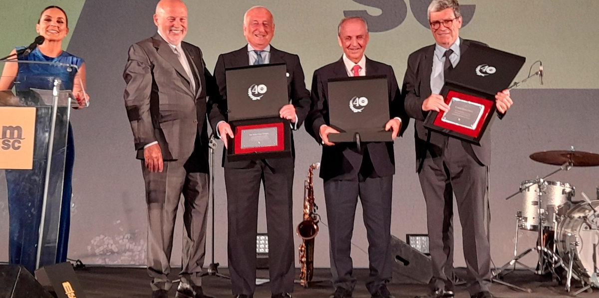 Francisco Lorente (MSC España), Rafael Aznar (expresidente de la APV), Rafael del Moral (expresidente de la APV) y Aurelio Martínez (presidente de la APV). Foto: Raúl Tárrega.