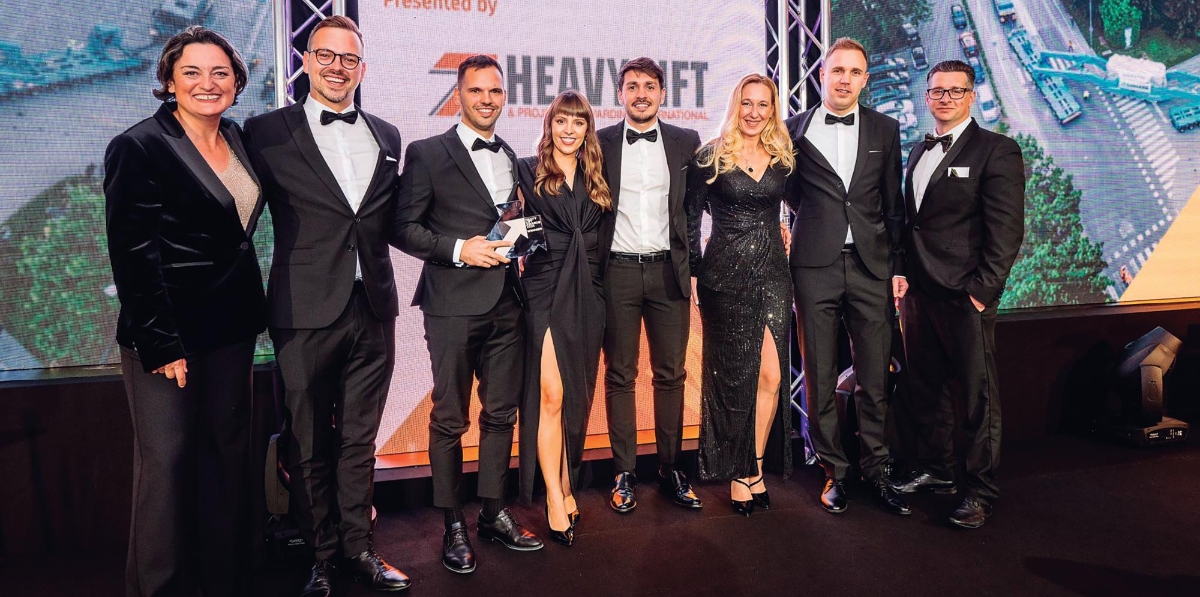 Comark ganó el nuevo premio “Editor’s Choice Award”, entregado por el editor de Heavy Lift &amp; Project Forwarding International (HLPFI), David Kershaw (1º derecha)