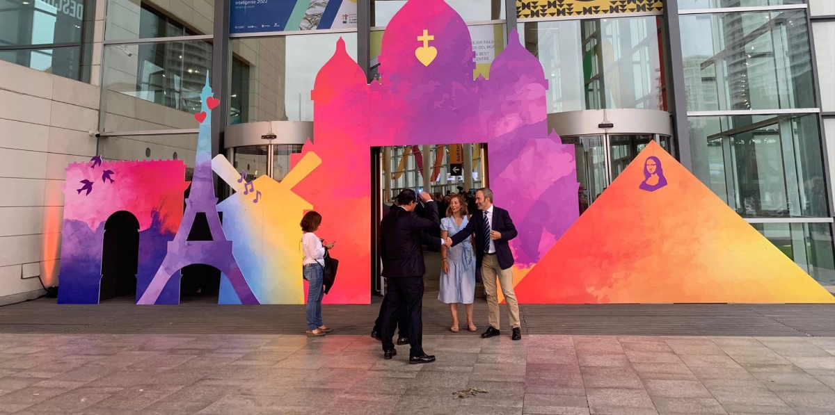 Los accesos al Palacio de Congresos de Valencia pusieron en valor la relación tanto económica como política entre España y Francia, que en esta ocasión era el país invitado de la Noche de la Economía Valenciana.