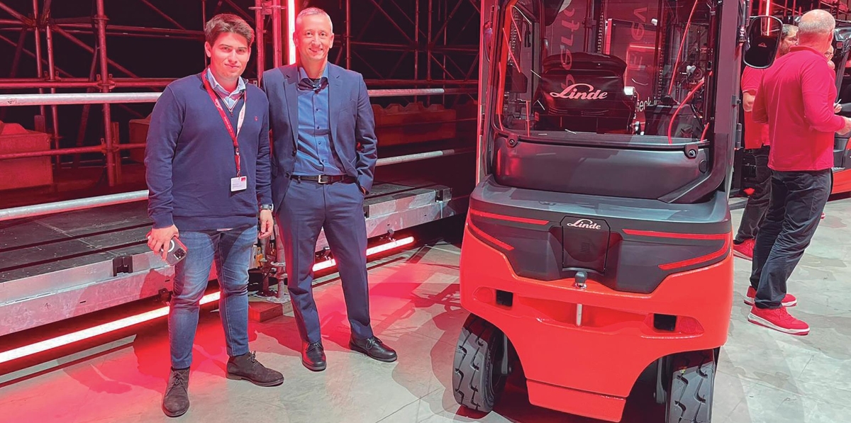 Pau Carrere, vicepresidente de Desarrollo de Negocio de Servicio y de Ventas de Linde MH en la región EMEA (derecha) y Guillermo Tomás, Marketing Manager de Linde Material Handling Iberica.