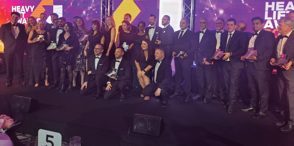 Foto de familia de los premiados en la sexta edición de los Heavy Lift Awards celebrados en la noche del 23 de octubre en el Royal Lancaster Hotel de Londres. Foto J.P.