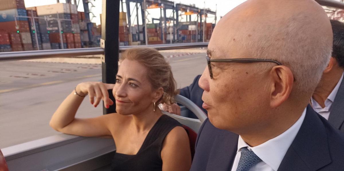 Raquel Sánchez, ministra de Transportes, Movilidad y Agenda Urbana, junto a Clemence Cheng, director general de la división europea de Hutchison Ports BEST, durante la visita en autobús a la terminal. Foto A.Tejera.