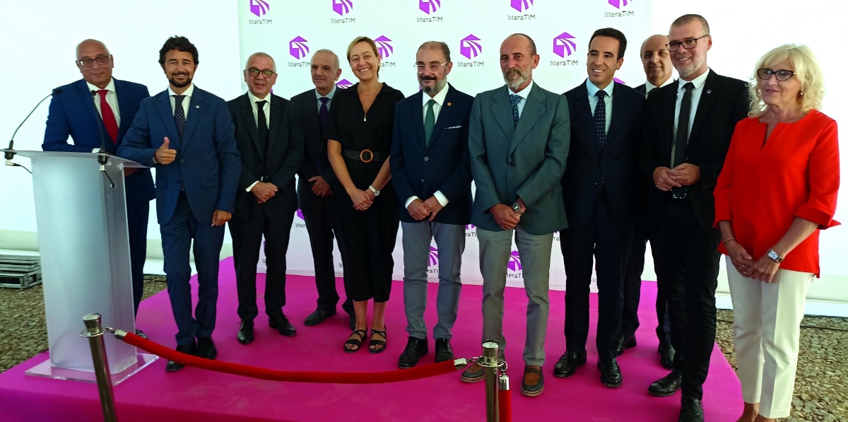 Julián Mata, gerente de Mercado Intermodal de Renfe Mercancías; Damià Calvet, presidente del Port de Barcelona; Rubén Orera, director general de SAMCA; José Antonio Ramos, director de TIM Monzón; Marta Gastón, consejera de Economía, Planificación y Empleo de Aragón; Javier Lambán, presidente del Gobierno de Aragón; Francisco Mateo, alcalde Tamarite de Litera; Javier Luengo, presidente del Grupo Samca; Ramon Moraleda, subdirector de Servicios Logísticos zona noreste Adif; Josep Maria Cruset, presidente del Port de Tarragona, y Silvia Salazar, subdelegada del Gobierno en Huesca. Foto Alba Tejera.