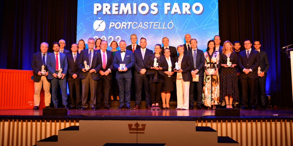 Foto de grupo de las autoridades, del Medalla de Honor de la Autoridad Portuaria de Castellón, Francisco Toledo Lobo, y los galardonados en los VII Premios Faro PortCastelló.