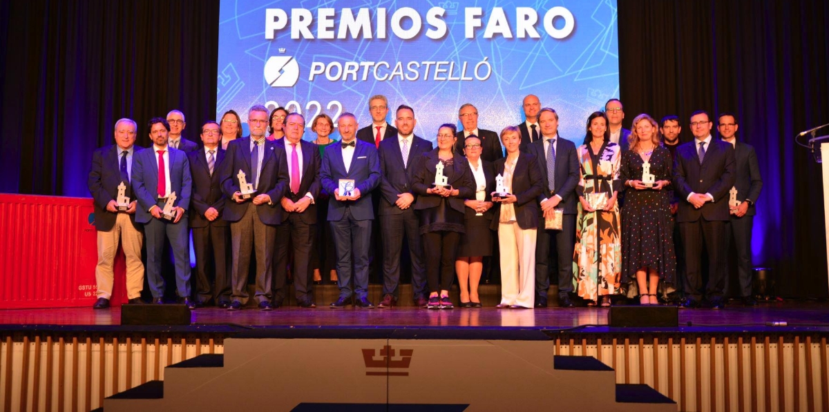 Foto de grupo de las autoridades, del Medalla de Honor de la Autoridad Portuaria de Castellón, Francisco Toledo Lobo, y los galardonados en los VII Premios Faro PortCastelló.s