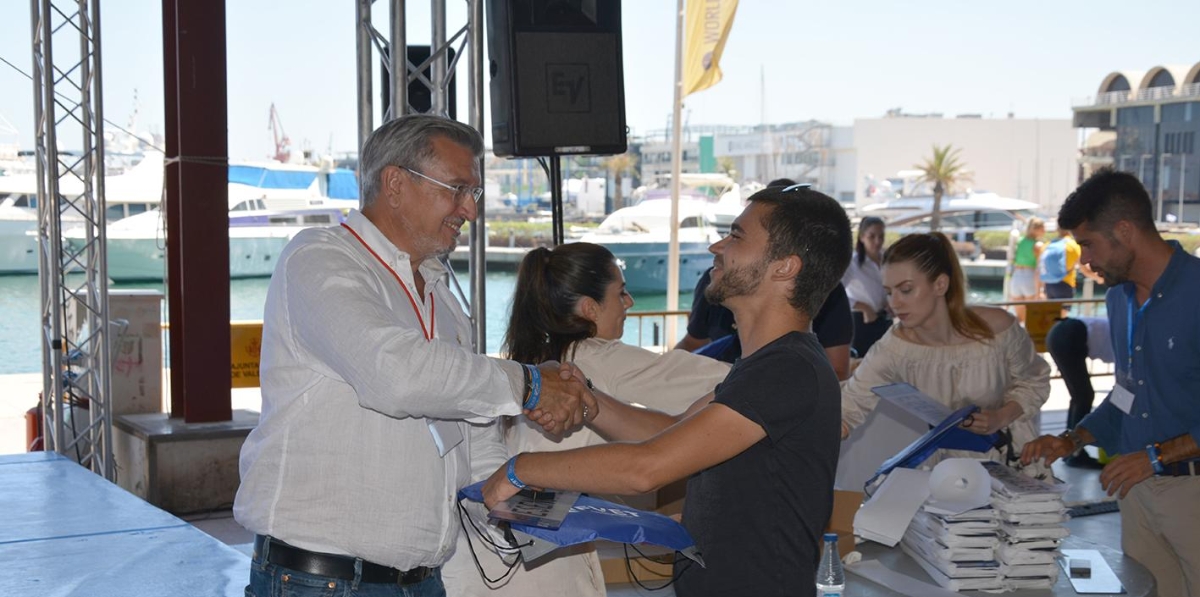 Durante el evento, se quiso rendir homenaje a los conductores que día a día desempeñan su labor. Valga esta imagen como ejemplo del detalle que recibieron los 186 conductores presentes en la fiesta. Foto: Raúl Tárrega.