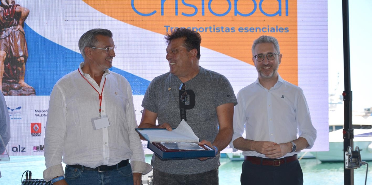 Carlos Prades, José Miguel Jiménez (Insignia de Oro) y Arcadi España. Foto: Raúl Tárrega.