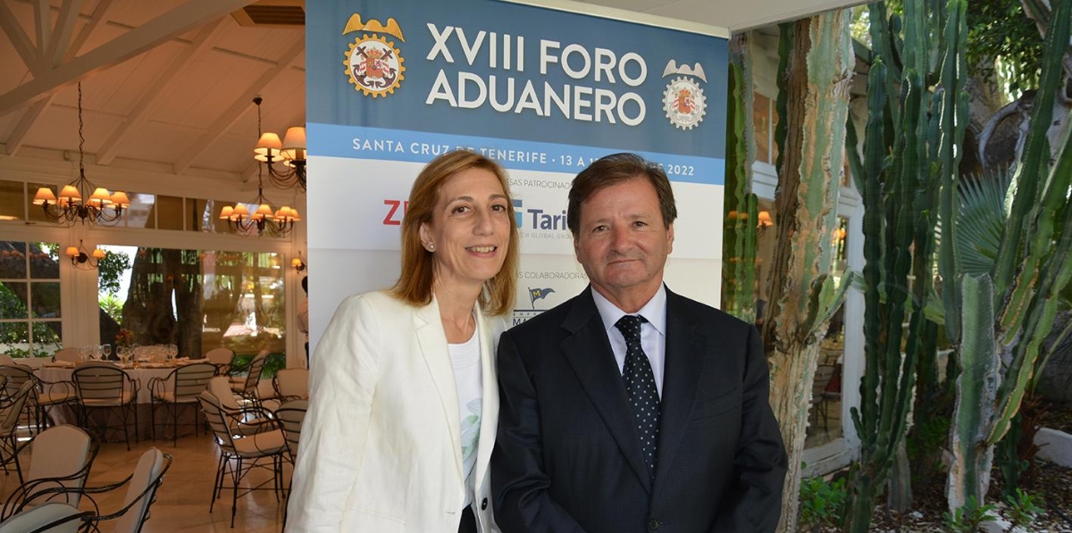 Mercè Coscolla, directora del Colegio Oficial de Agentes y Representantes Aduaneros de Barcelona; y Antonio Llobet, presidente del Consejo General de Agentes de Aduanas. Foto: Raúl Tárrega.