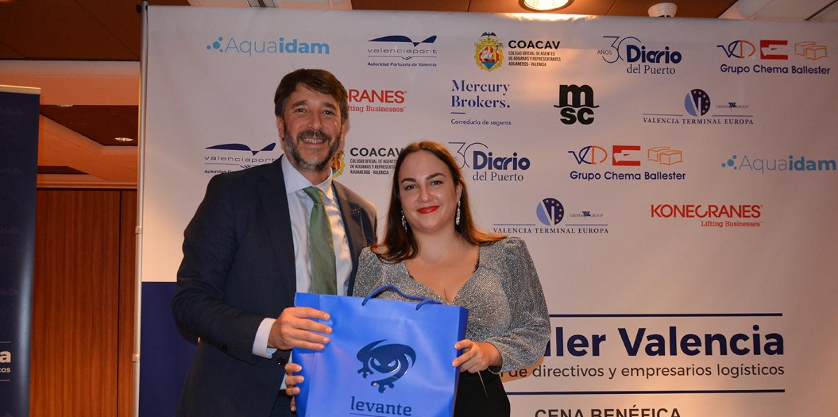 Malén Dotti (a la derecha de la imagen) fue la ganadora del segundo lote de productos del Levante Unión Deportiva. Foto: Raúl Tárrega.