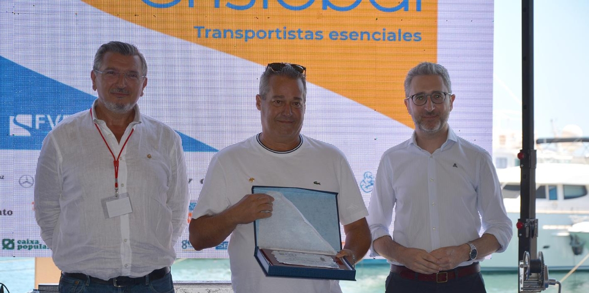 Carlos Prades, Francisco Aliaga (Insignia de Oro) y Arcadi España. Foto: Raúl Tárrega.