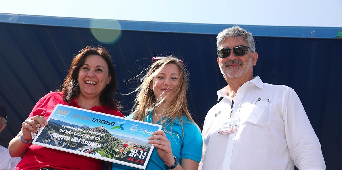 Ana Rodríguez, de Sacan Global, ganó el premio de una semana en una casa rural en la Sierra del Segura, gentileza de Tracosa. Foto: JJM.