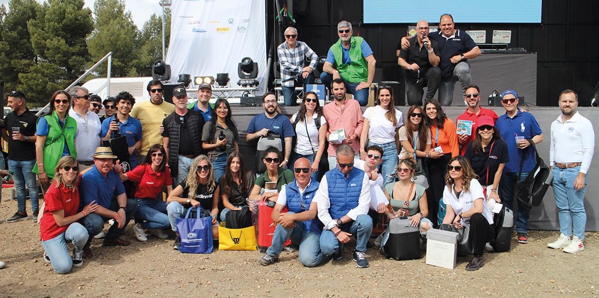 Patrocinadores y ganadores de las veintena de regalos sorteados.