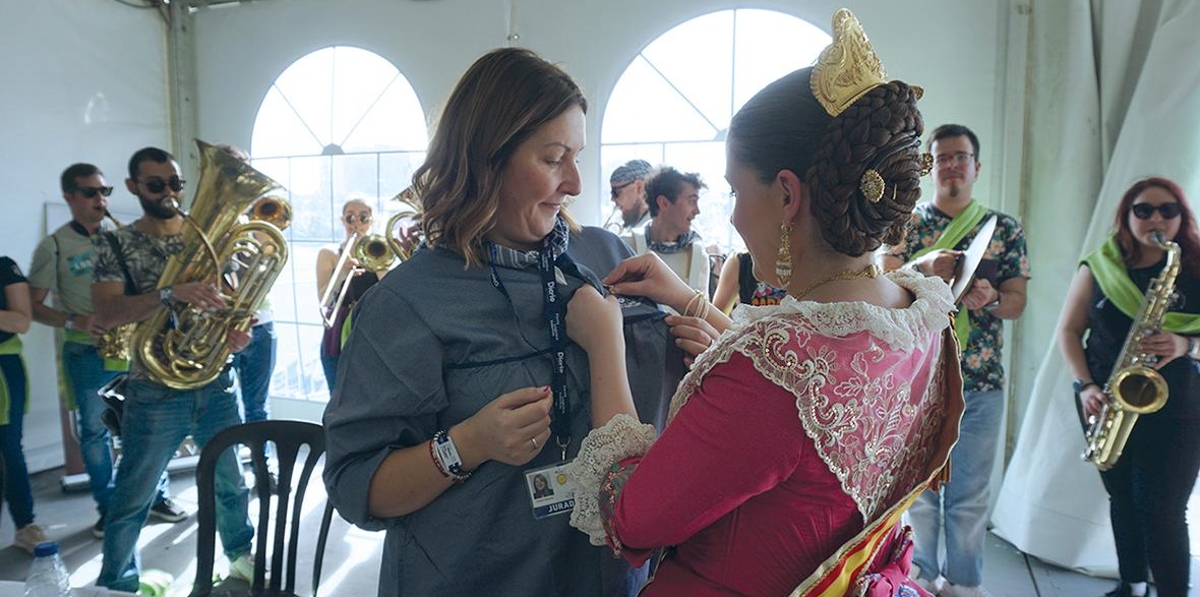 La Fallera Mayor de Conserva imponiendo las insignias de la falla al Jurado.