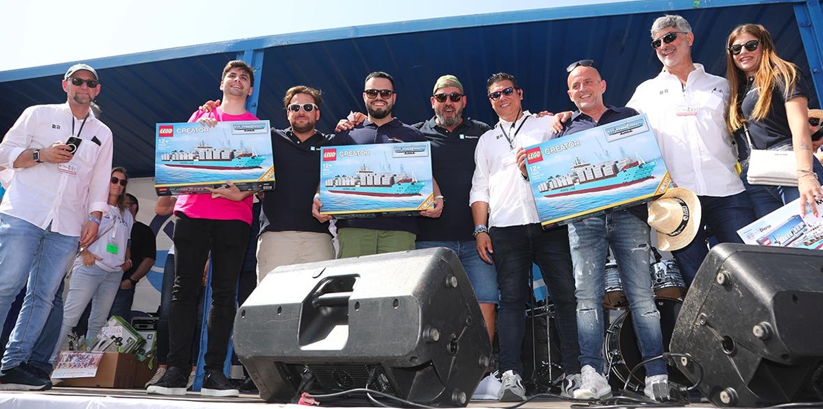 David Rodríguez y Jordi López, de APM Terminal y Álex Alonso, de ONE, ganaron el premio de tres buques de lego, gentileza de Maersk. Foto: JJM.