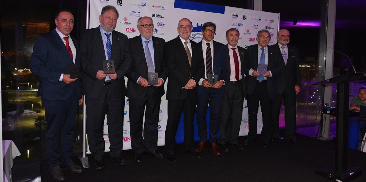 Representantes de los Propeller Club de toda España acudieron a la celebración. De izquierda a derecha: José Quirant (Propeller Club de Alicante), Iñaki Echeverría (Propeller Club de Madrid), Juan Ureta (Propeller Club de Algeciras), Pedro Coca (Propeller Valencia), Carlos Vicedo (Propeller Club de Castellón) y José Luis Grijalbo y Gerhard Tiedemann (Propeller Club del País Vasco). Foto: Raúl Tárrega.